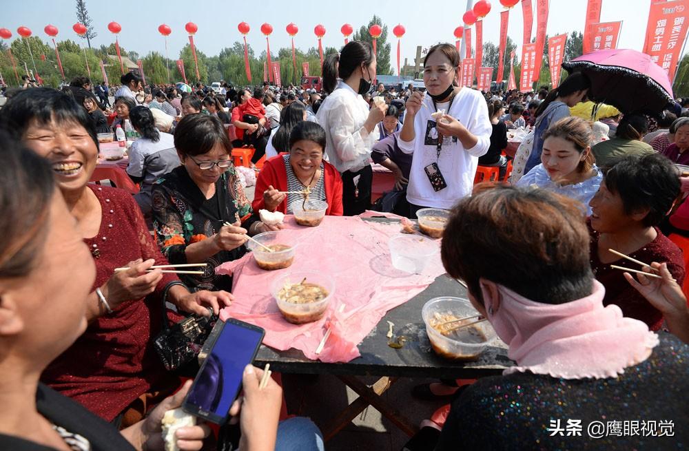 “土豪”盛宴？1200斤豬肉等食材燉出的大鍋菜，近萬名群眾免費(fèi)吃