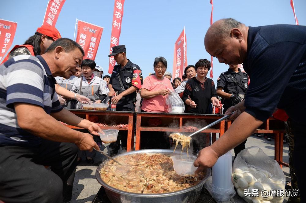 “土豪”盛宴？1200斤豬肉等食材燉出的大鍋菜，近萬名群眾免費(fèi)吃