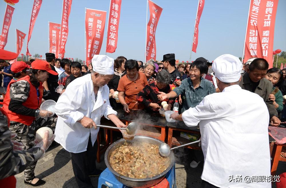 “土豪”盛宴？1200斤豬肉等食材燉出的大鍋菜，近萬名群眾免費(fèi)吃