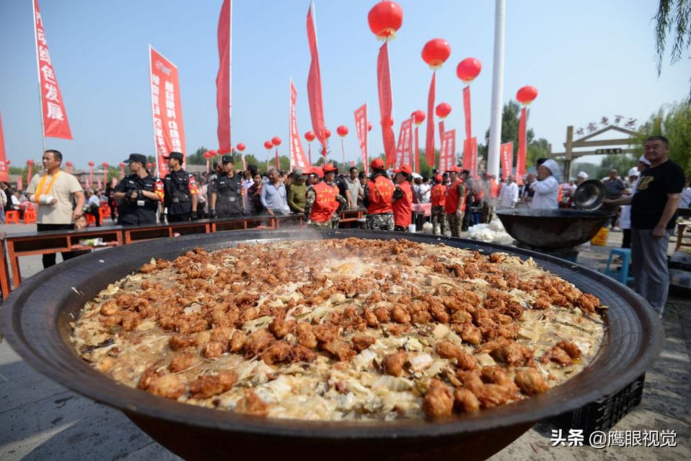 “土豪”盛宴？1200斤豬肉等食材燉出的大鍋菜，近萬名群眾免費(fèi)吃